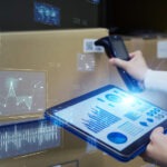 operador utilizando sistema WMS com scanner e tablet para controle de estoque em armazém